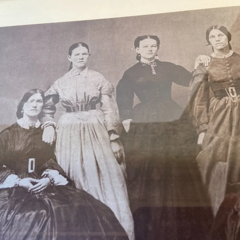 Antique Photo Women 1870 - 1890 s